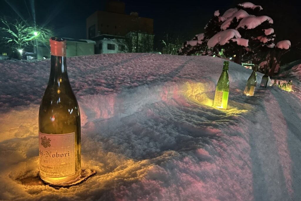 公民館の入り口に続く通路を飾った、ワインのびんを使った「ボトルキャンドル」