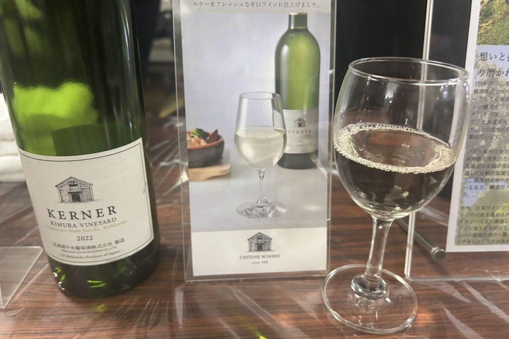 千歳ワイナリーのケルナー辛口2022のボトルと注がれたグラス