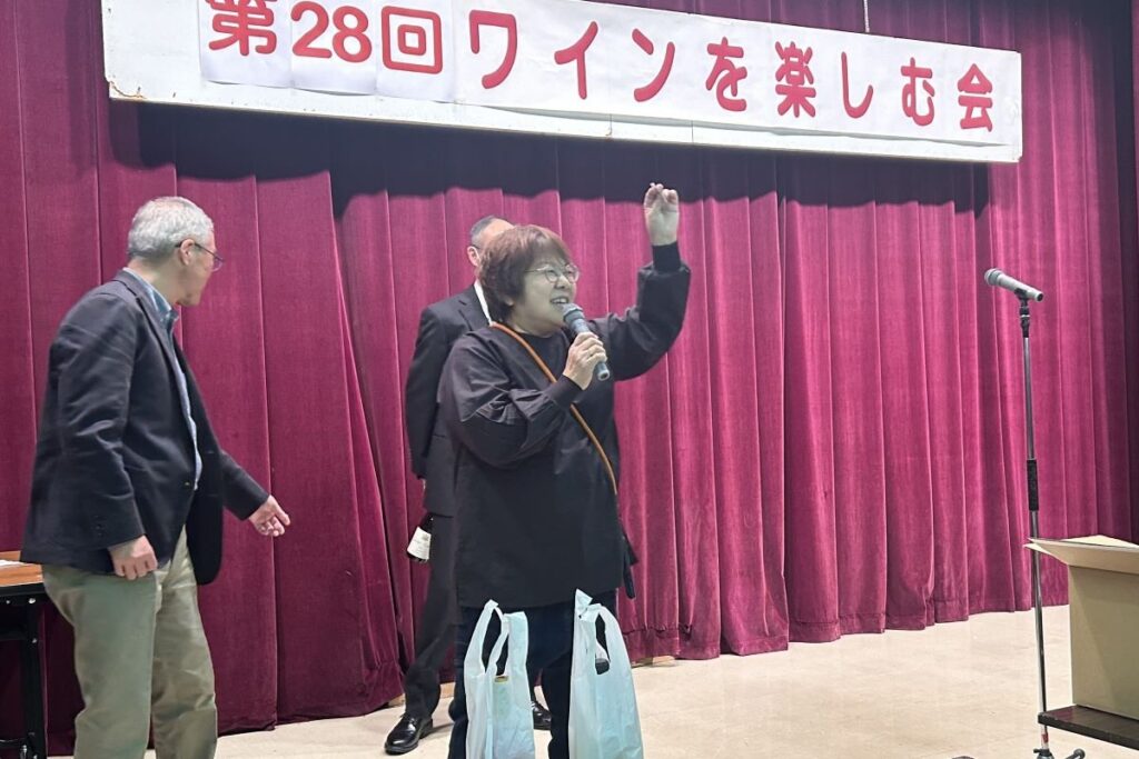 抽選会の司会を務め、会場を盛り上げる荒井早百合さん