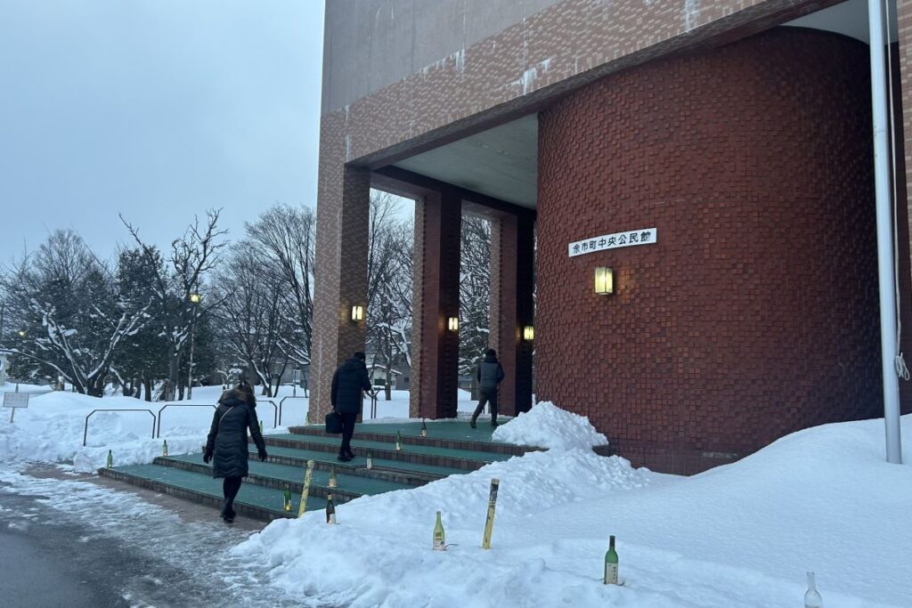 「ワインを楽しむ会」の会場となった余市町中央公民館