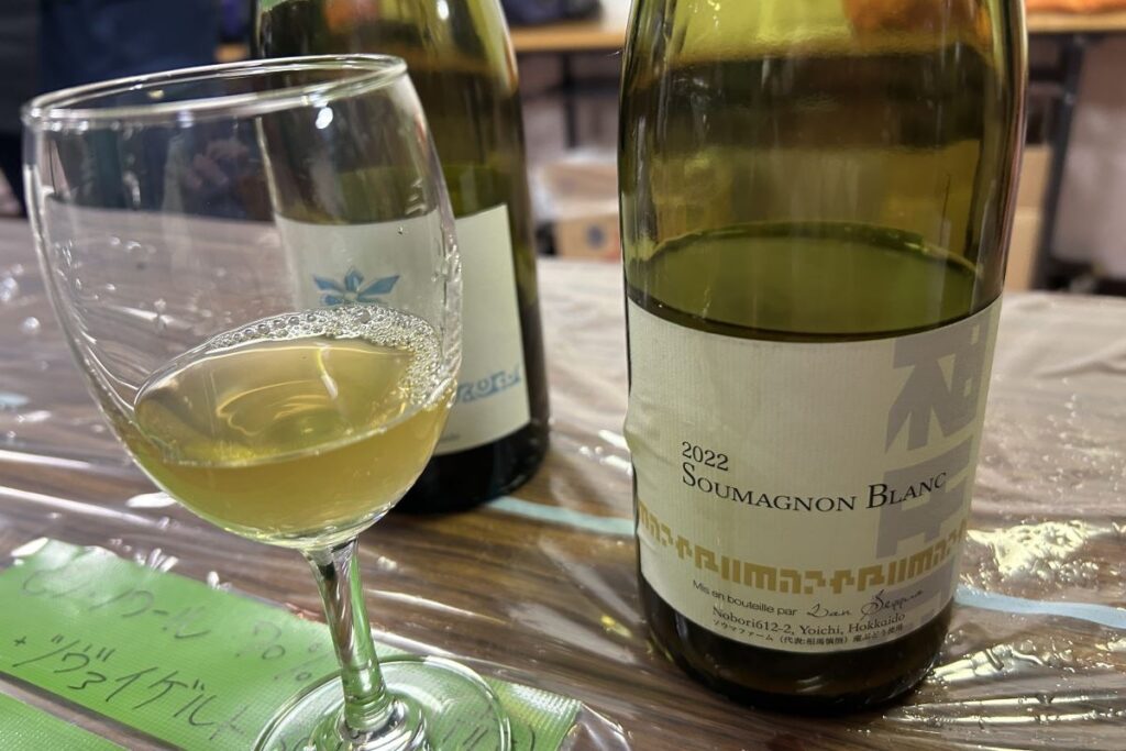 ランセッカのソーマニヨンブラン2022のボトルと注がれたグラス