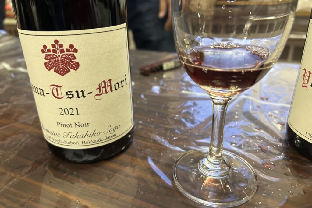 ドメーヌタカヒコのナナツモリ2021のボトルと注がれたグラス