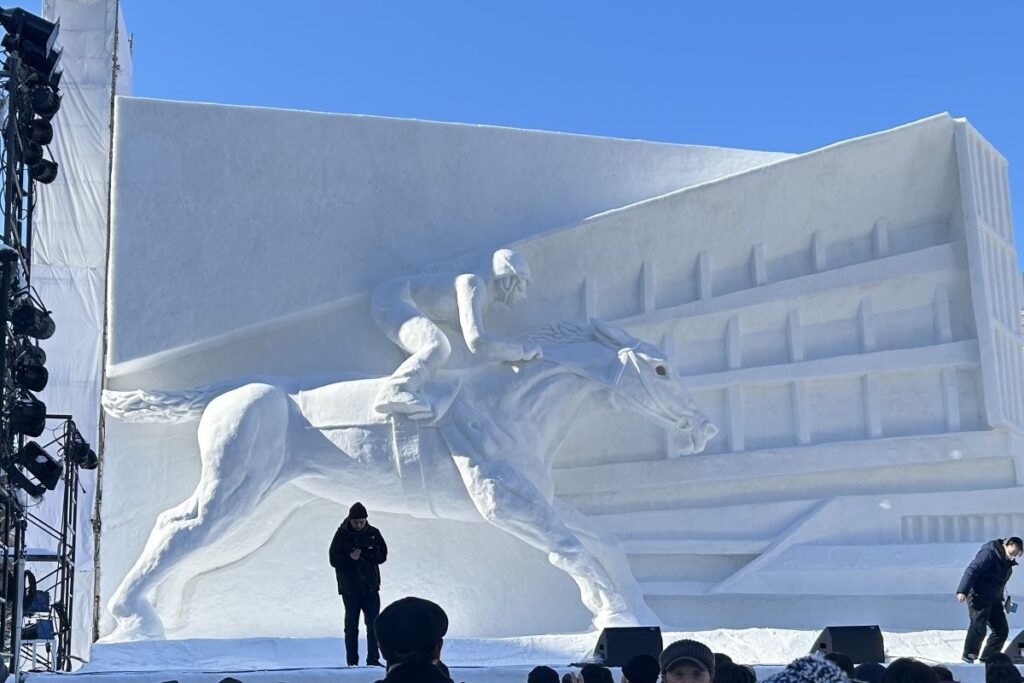 さっぽろ雪まつり大通5丁目会場の大雪像「栄光を目指し駆けるサラブレッド」