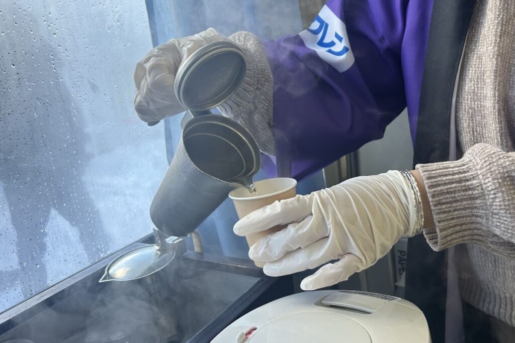 日本酒を温める酒器「ちろり」から熱燗を注いでもらう様子