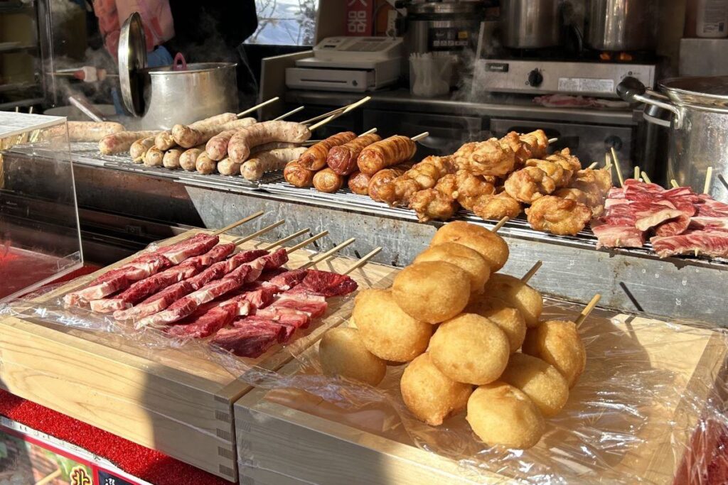 販売されている揚げいもやフランクフルトなどのフード