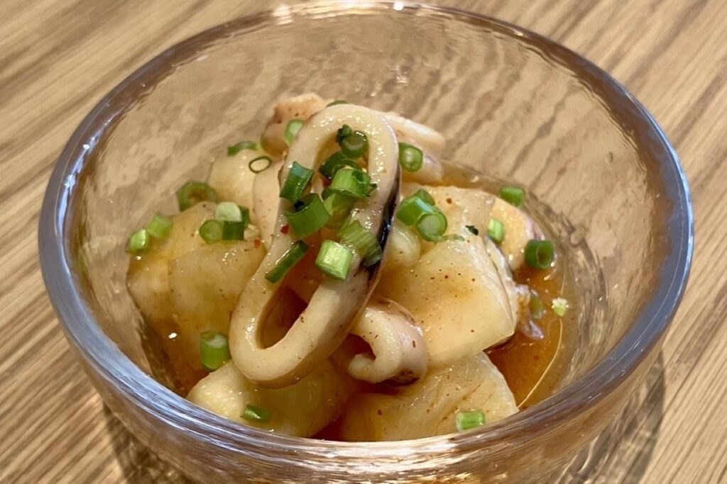 月と太陽BREWING miredo店で提供される大根イカキムチ