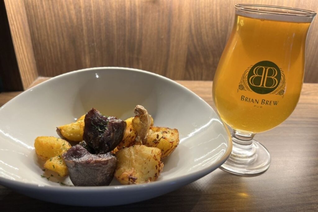 CRAFT PUB BRAIAN BREWで提供されるビールとフライドポテト
