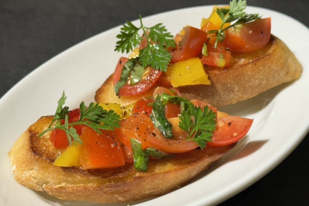 Beer Bar NORTH ISLANDで提供されるトマトのブルスケッタ