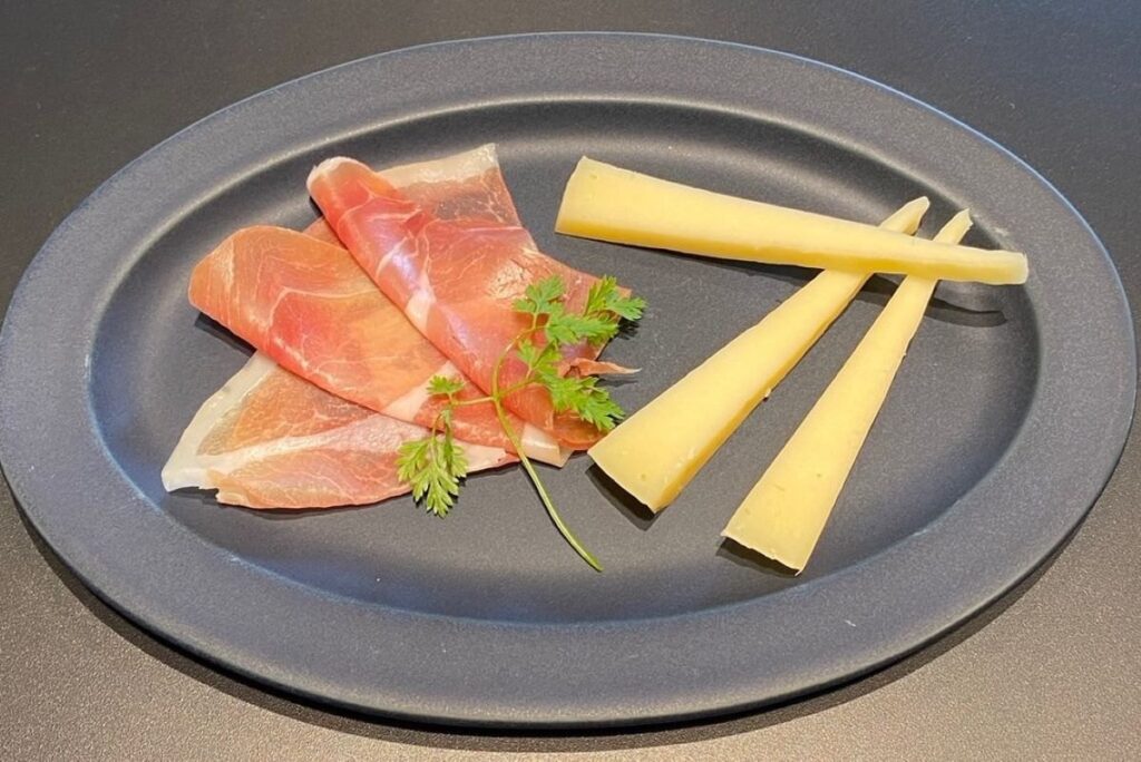 NEIGHBOUR Roast＆Brewでビールとセットにする黒松内産ゴーダチーズと生ハムのハモンセラーノ