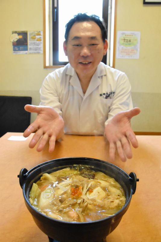 100年フードに認定された石狩鍋をPRする、あき味の会会長の矢野目さん