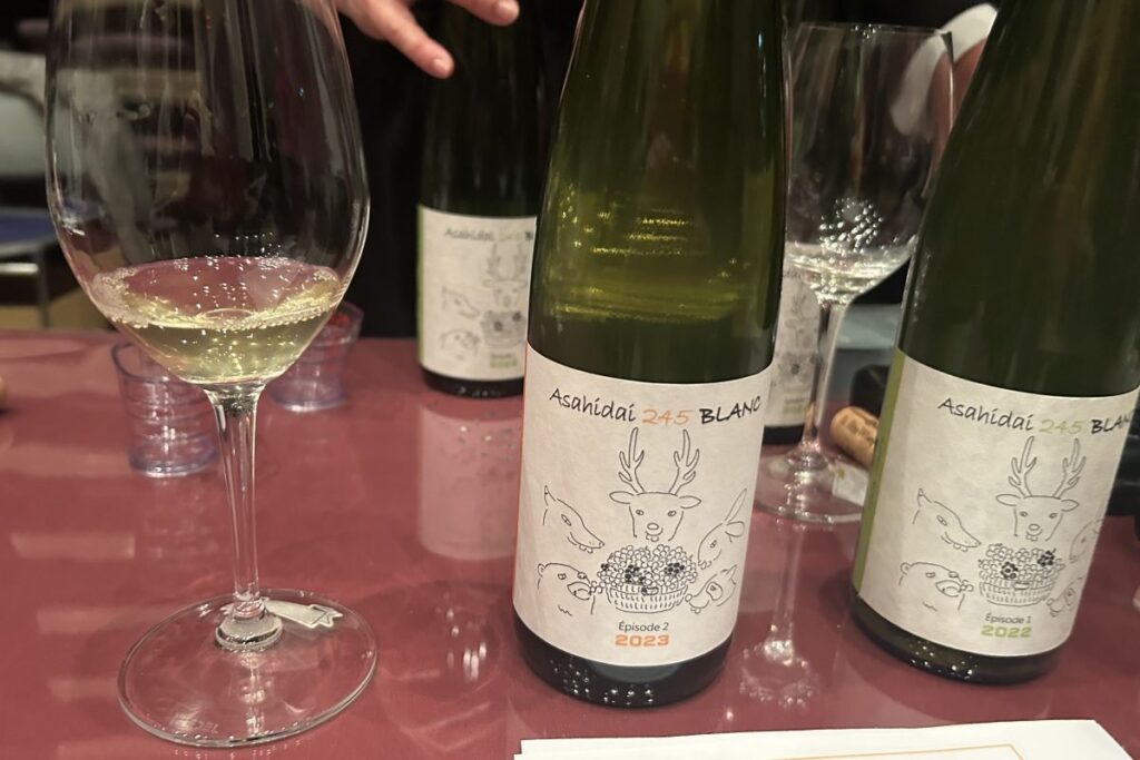 naritayaのAsahidai 245 BLANC 2023のボトルと注がれたグラス