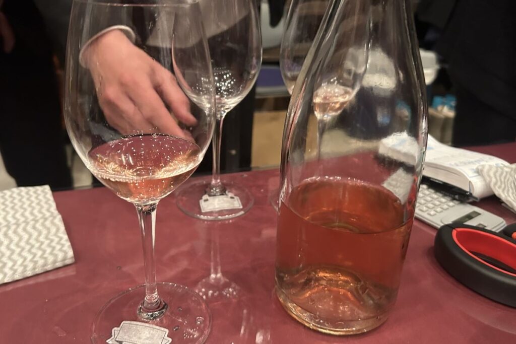 TOMAPU FARMのロゼスパークリングのボトルと注がれたグラス