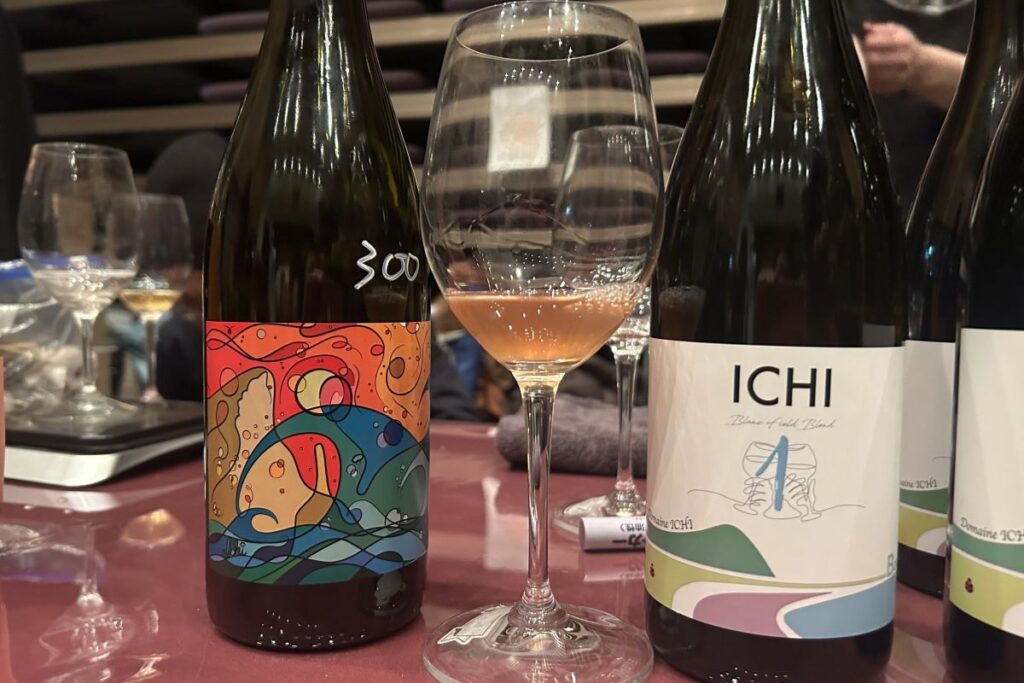 ドメーヌ・イチのブラン・ド・ノワールのボトルと注がれたグラス