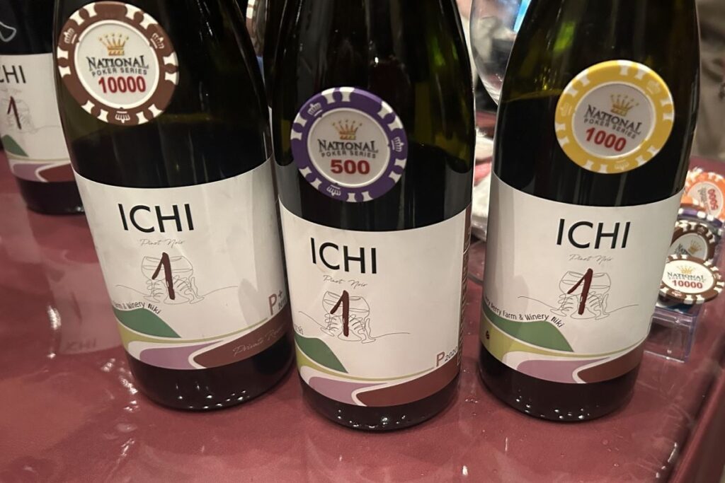 ドメーヌ・イチが数量限定で提供していた希少なワインのボトルと注がれたグラス