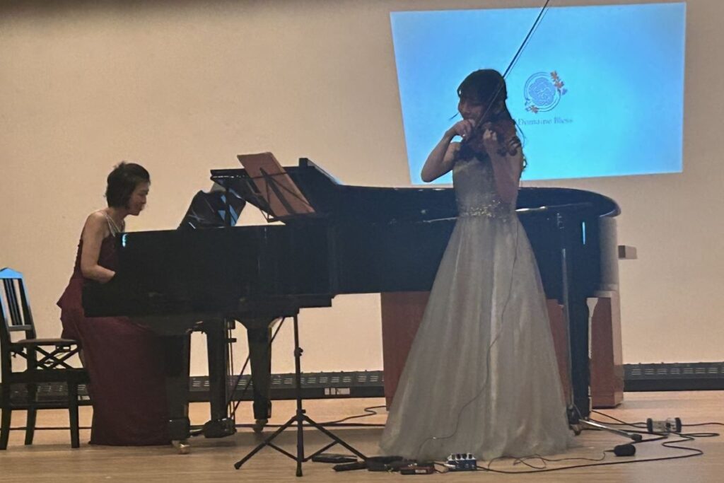 会場ステージで披露されたピアノやバイオリンによる生演奏