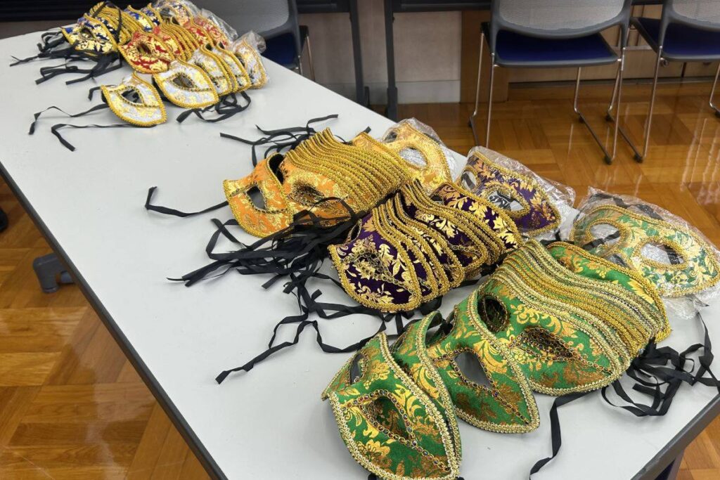 好きな色のアイマスクを選べます