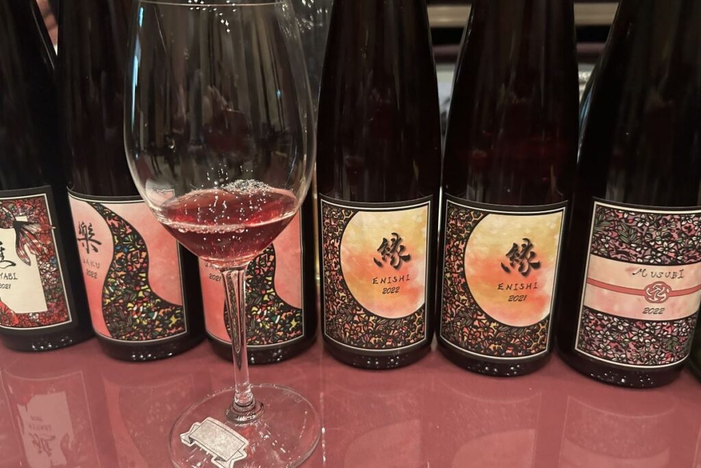 ドメーヌ・ブレスの縁のボトルとワインが注がれたグラス