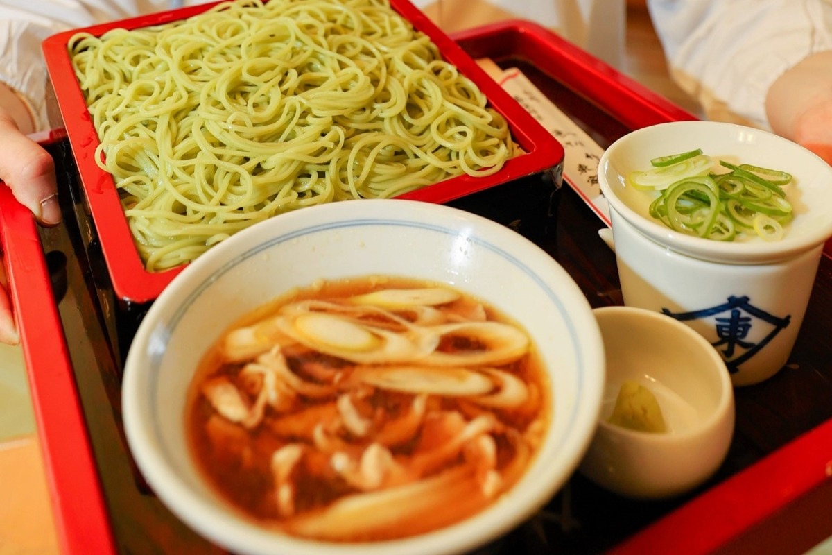 釧路そば｢100年フード｣認定＊竹老園が起源 緑の麺、かしわぬき…＊｢全国ＰＲの好機｣