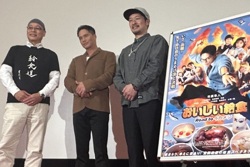 「劇場版 おいしい給食 Final Battle」のトークのため登壇した主演の市原隼人さん(中央)、綾部真弥監督(右)、岩淵規プロデューサー