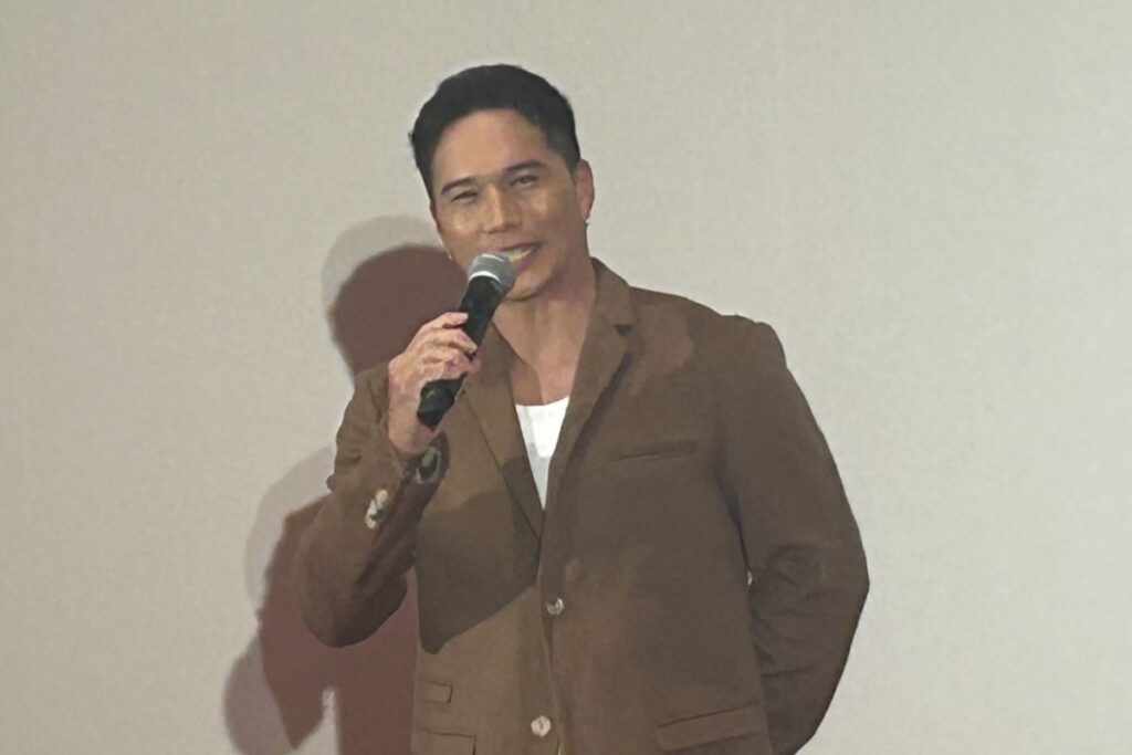 舞台でマイクを手に映画について語る主演の市原さん