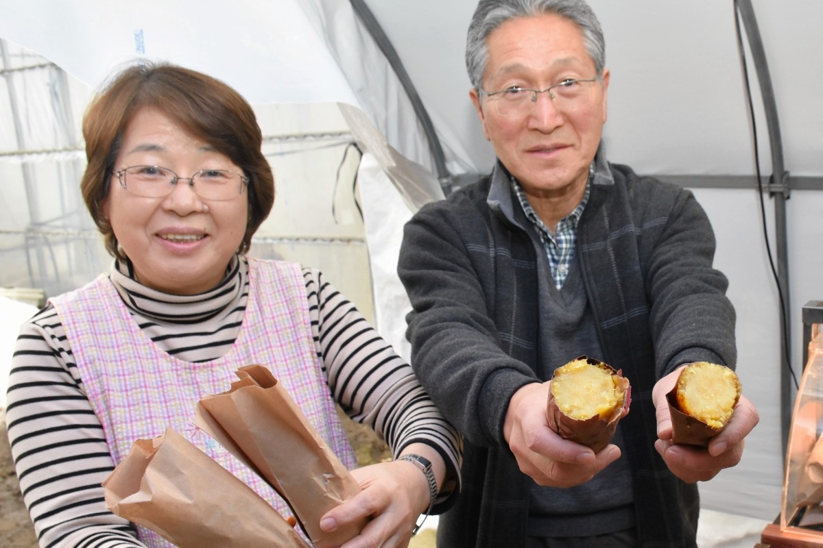 無人販売の焼き芋　安くてうまい＊平取の農家・三浦さん夫妻　連日50本完売＊焼き方に工夫＊引き立つ甘さ、香ばしさ