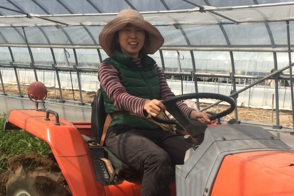 トラクターに乗る志都香さん