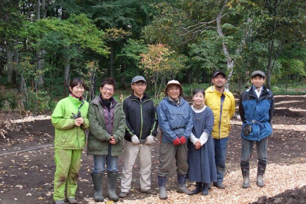 ガーデンを造成するスタッフら