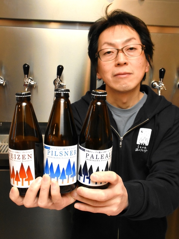 瓶詰めの商品を手にする中村隆史さん