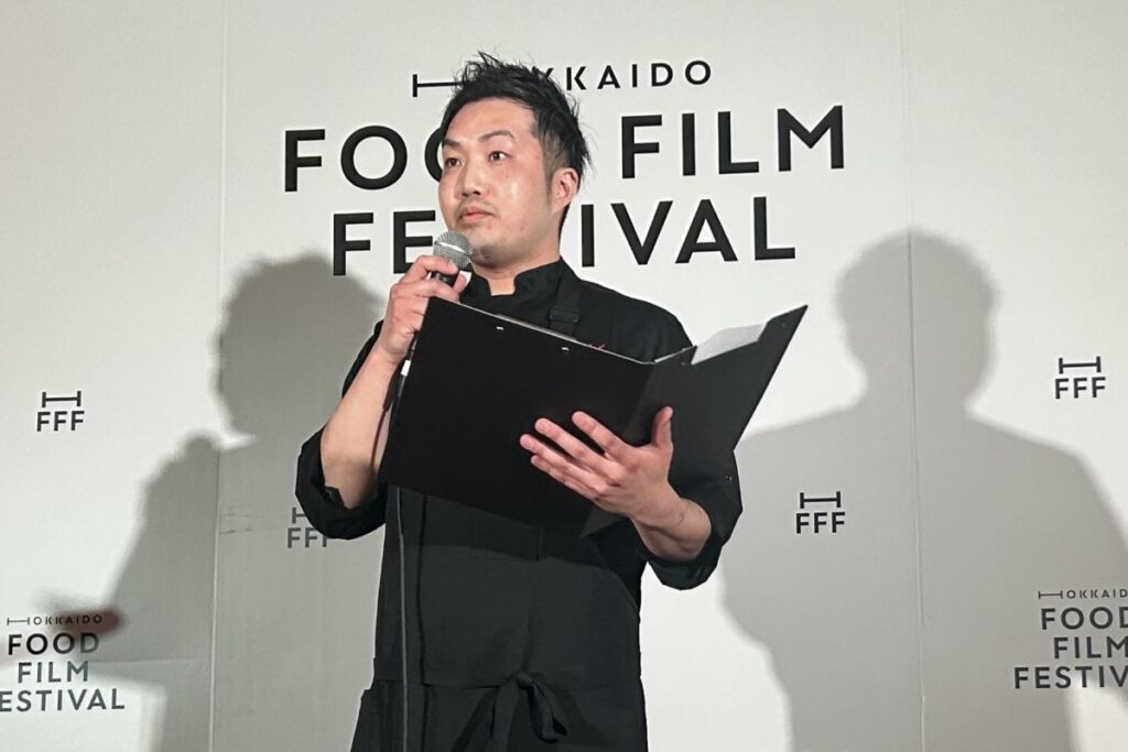 メニューについて説明する荒木シェフ