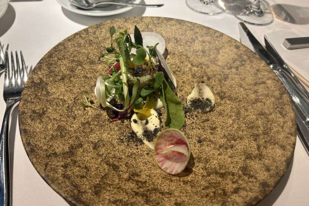 大泉さんらが考案、荒木シェフがアレンジしたサラダ