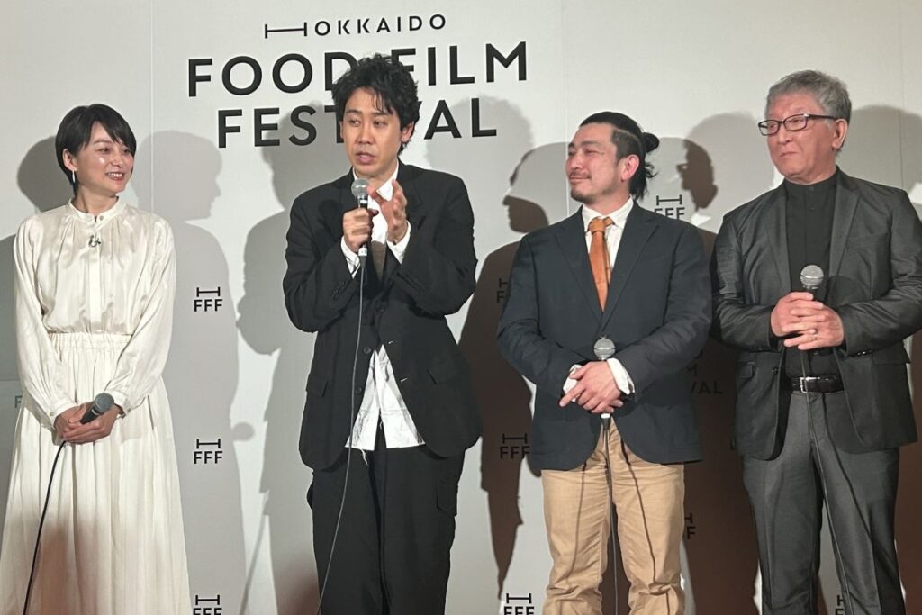 サプライズゲストとして、大泉さん（左から２人目）と本上さん（左）が登場し、会場は大盛り上がり