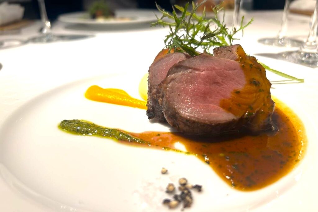 マトンの炭火焼き。映画ではラムチョップでしたが、荒木シェフがアレンジ