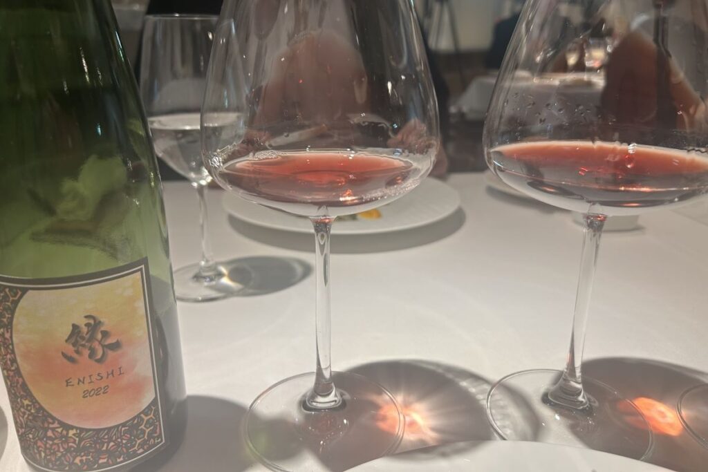 ドメーヌ・ブレスの縁と注がれたグラス（中央）と多田農園のメルロが注がれたグラス（右）