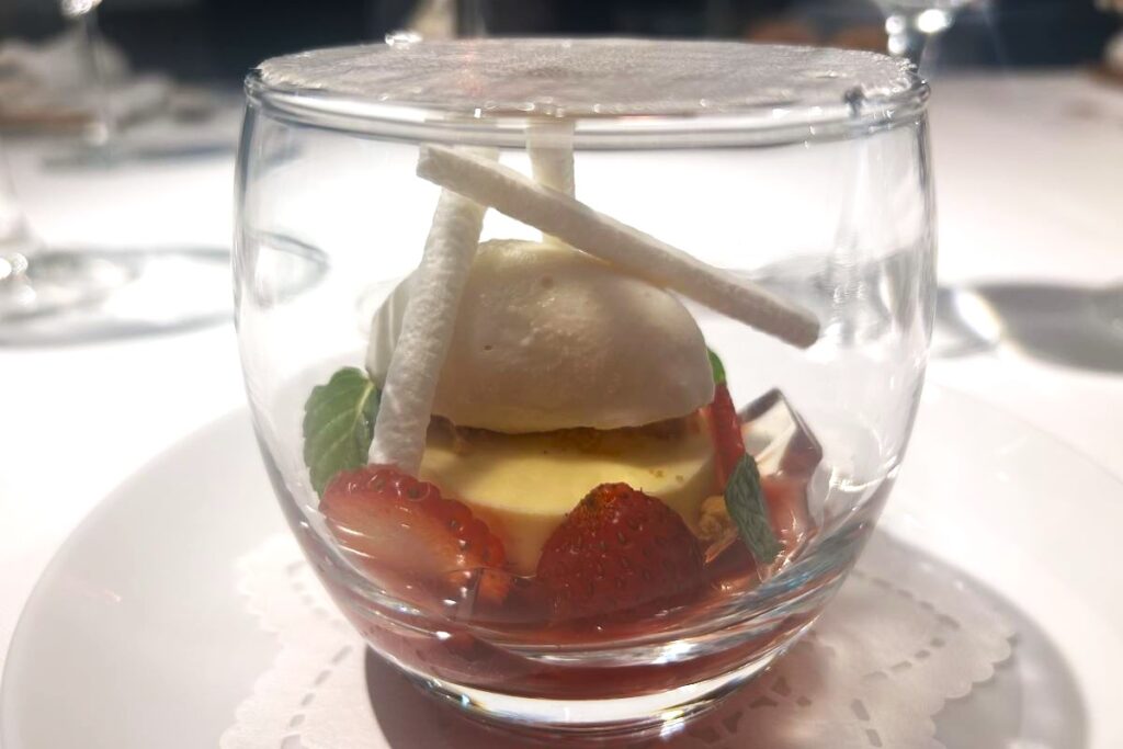 デザートは「〝自家製〟函館ミルクのアイスと苺のヴェリーヌ」