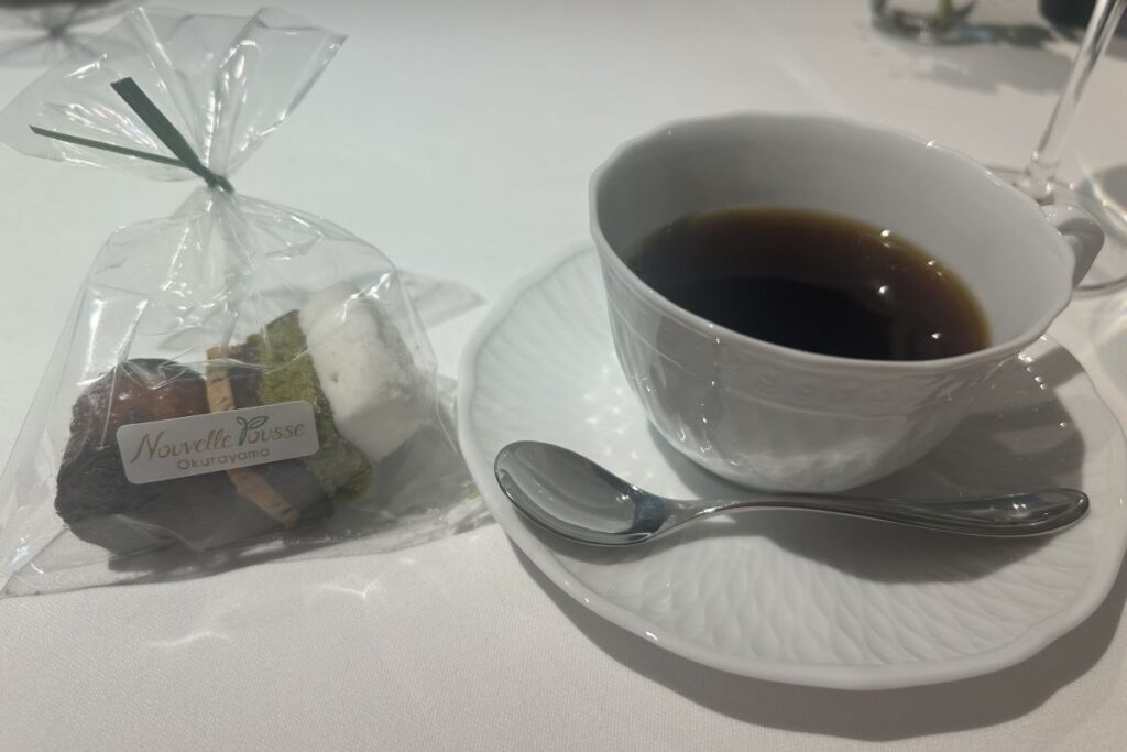 コーヒーとラッピングされた小菓子
