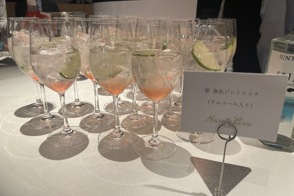 ウェルカムドリンクの春色ジントニック