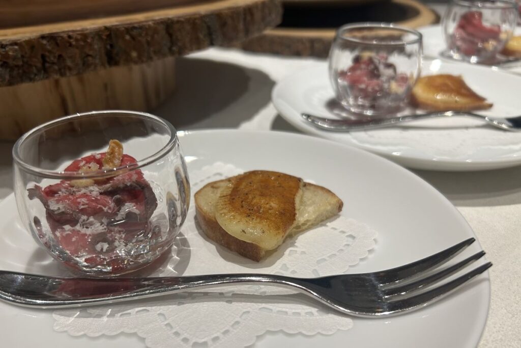 アミューズの牛肉のカルパッチョ（左）とメルバトースト