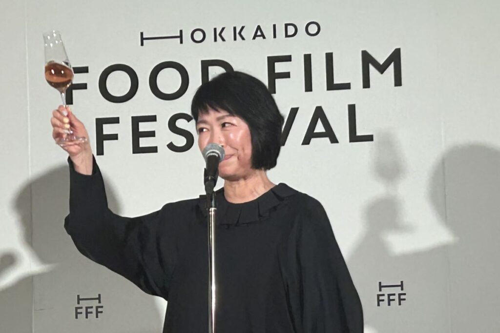 グラスを掲げ、乾杯の音頭を取るクリエイティブオフィスキューの伊藤社長