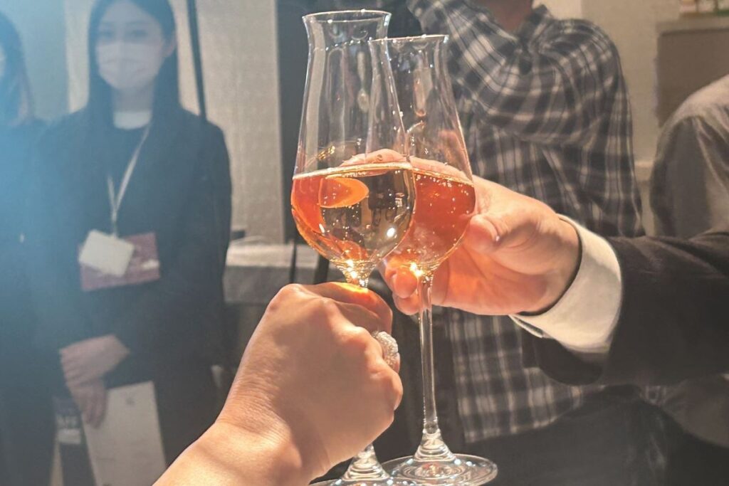 0各テーブルでもグラスを掲げて乾杯となった書くテーブル