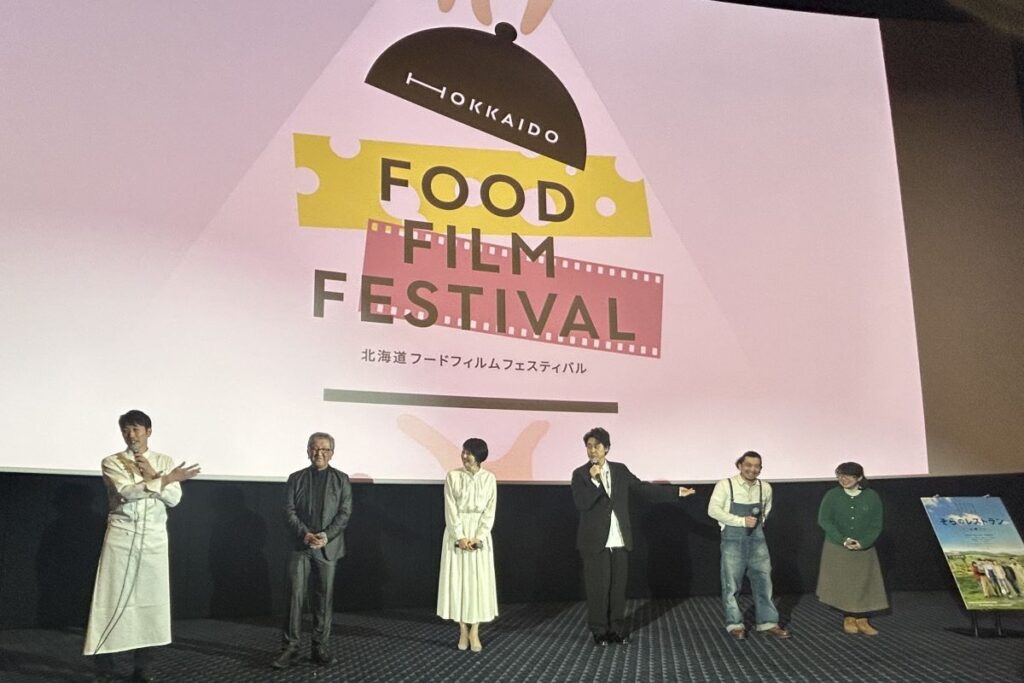 「やまの会」のメンバーらと映画について語る大泉さん(右から3人目)