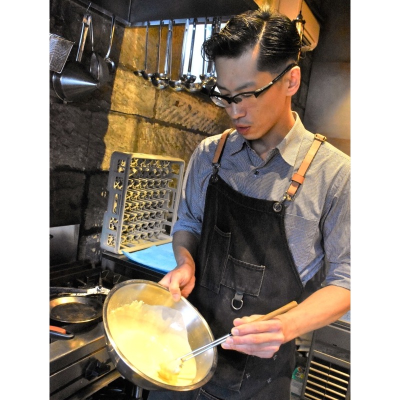 ニシン料理を作る「石と鉄」の中源博幸店長