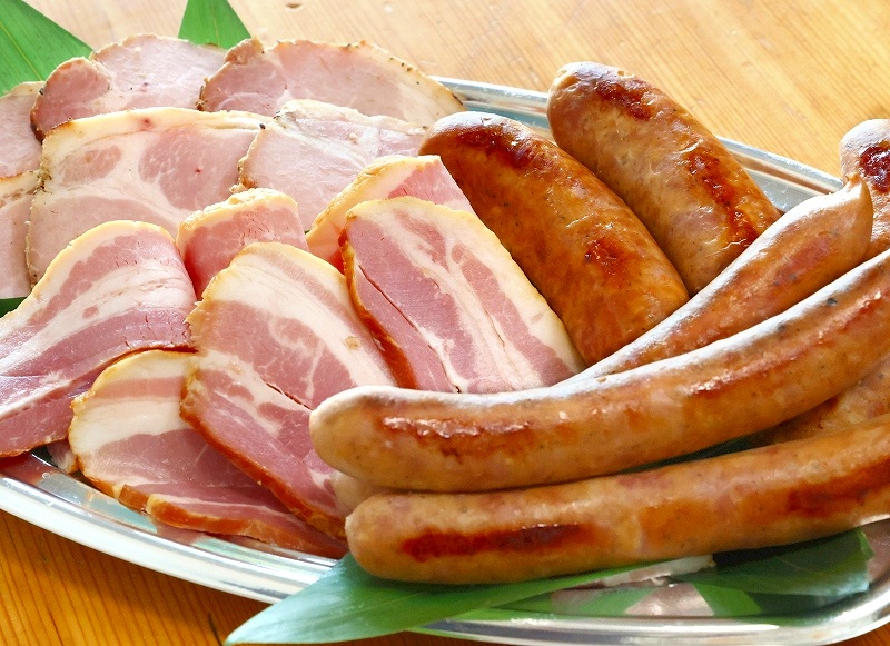 ササを混合した飼料で育てた「大雪さんろく笹豚」を使ったベーコンとソーセージ