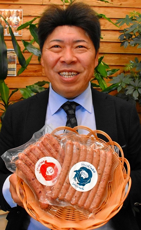 トンデンファームが知床産の海産物を使って開発したソーセージ。左がタコ皮入り、右が昆布入り