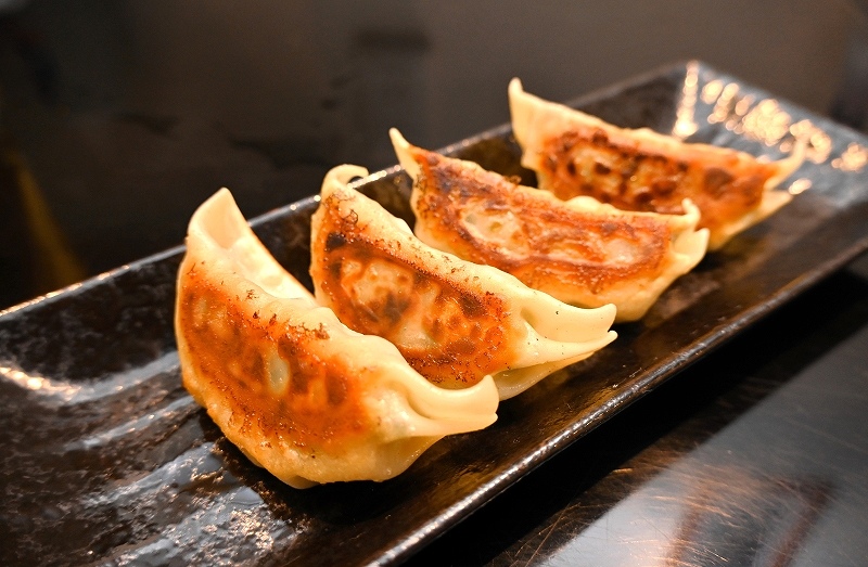 北見市中心部に今月２日オープンした居酒屋「孤狗狸」の人気メニュー「元祖北見ホルモン餃子」