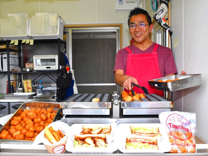 プレオープンに向けて、米粉ベビーカステラの焼き色や形を確認する野口さん