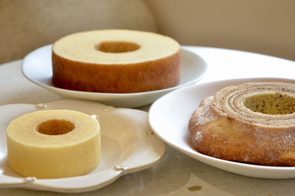 ring ringで定番の(写真右から時計回りに)「ハードバウムプレーン」と「ソフトバウムプレーン(小)」、季節商品の「ソフトバウムアロニア」