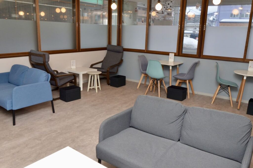 ゆったりと過ごせる、FIRST BITE店内の広いカフェスペース