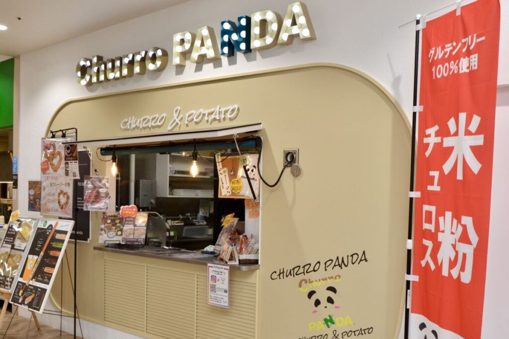 キッチンカーをイメージしたポップな外観のチュロパンダの店舗