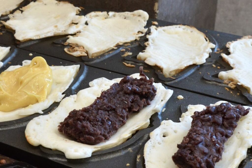 焼き型に流し込まれた米粉の白い生地