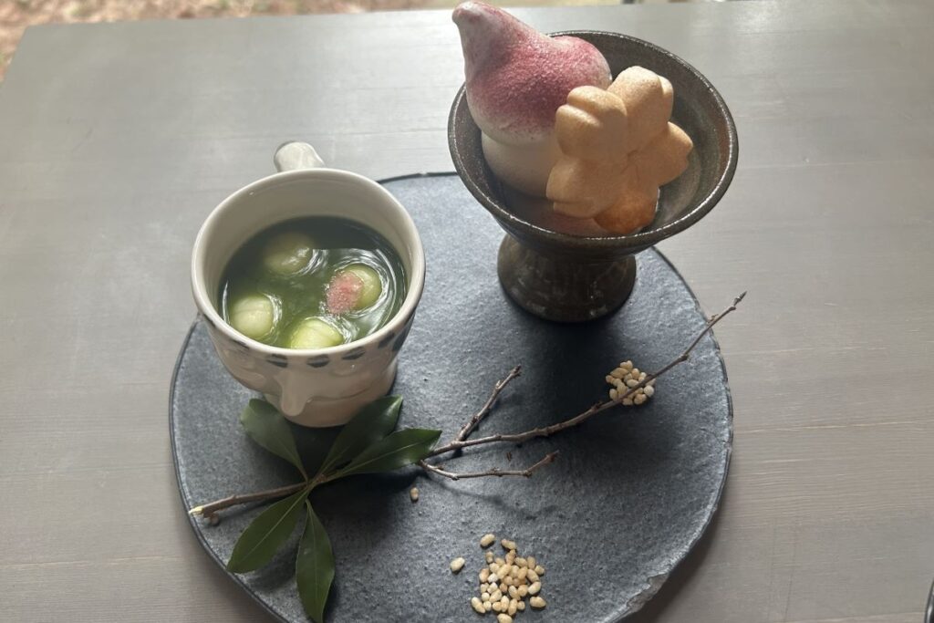 マシュー神宮の杜の季節限定の抹茶しることサクラもなかソフトクリームのお皿